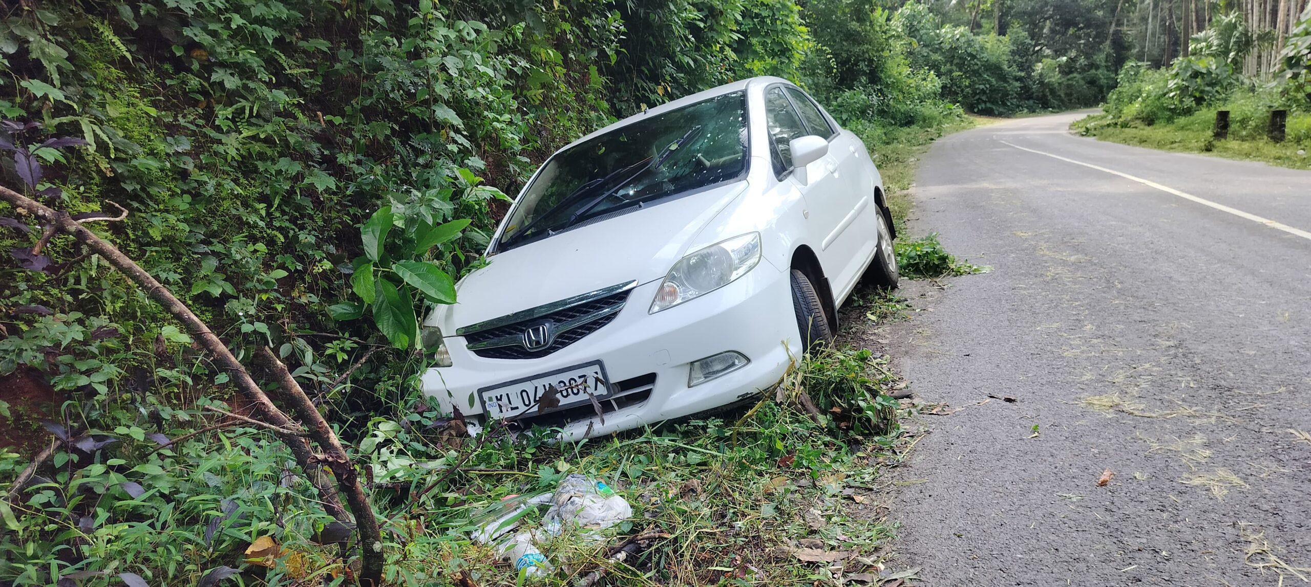ചുള്ളിക്കര പയ്യച്ചേരിയിൽ കാർ നിയന്ത്രണം വിട്ട് അപകടം.